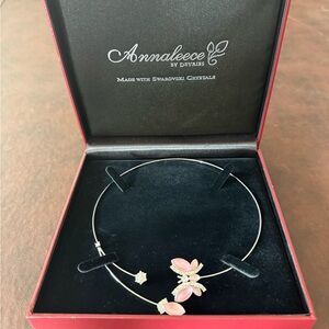beautiful brand new swarovski crystals choker necklace.